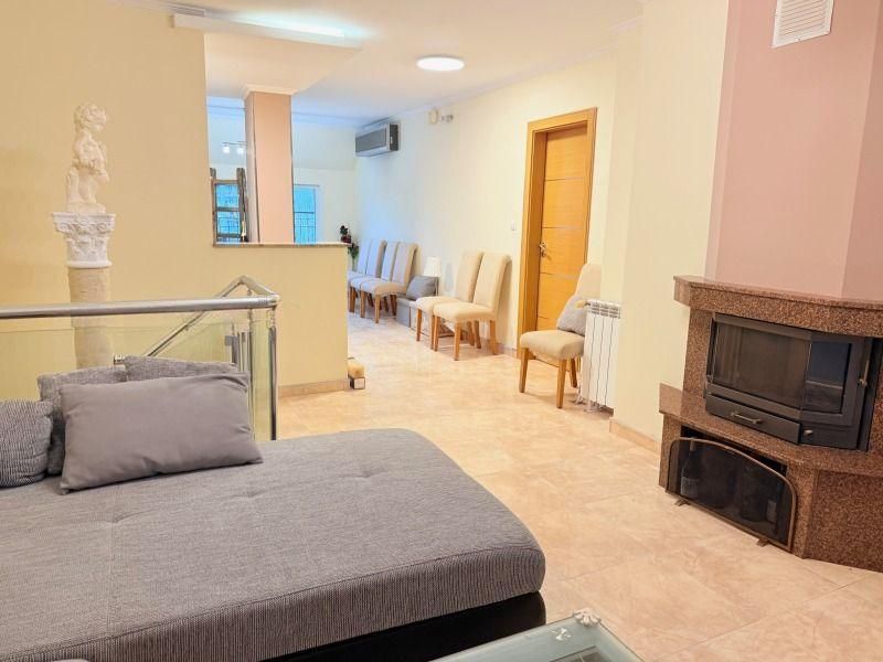 Дава се под наем Тристаен апартамент в София, Гоце Делчев - 155 кв.м за 1246.44 € - Снимка #3