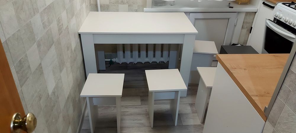 Кухонные столы и табуретки новые