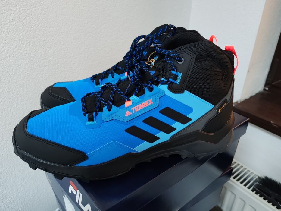 Vind ghete Terex Adidas mărimea 45  și 44.5 46