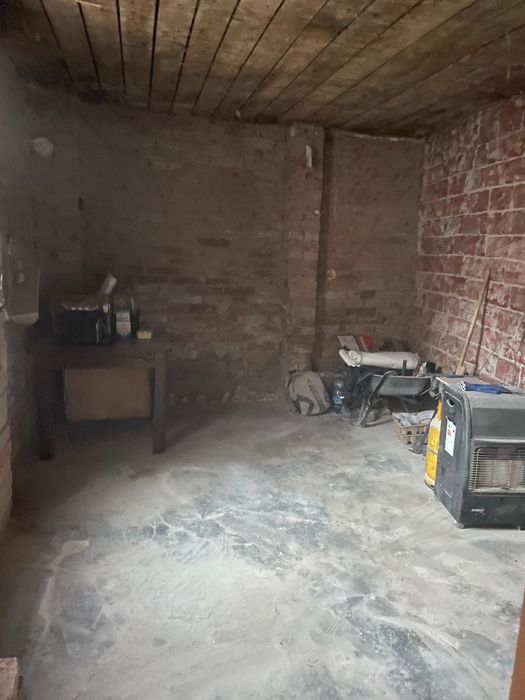 Vand apartament la curte