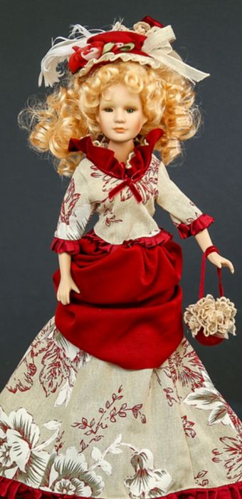 Кукла фарфоровая.