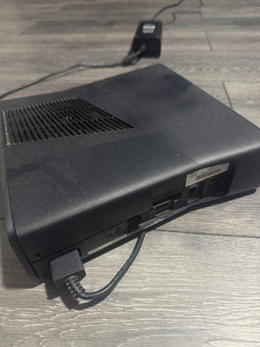 Xbox 360 cu doua controllere si adaptor original