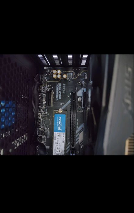 Продавам настолен компютър без монитор