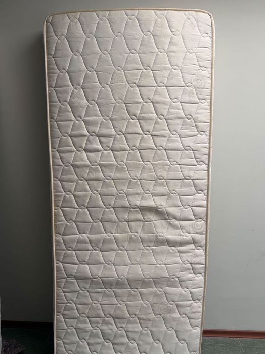 Единично легло с матрак 82/200 2 броя.Запазени,но за почистване