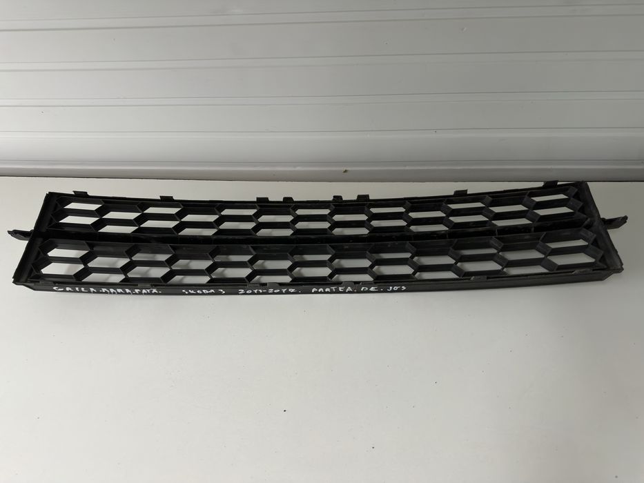 GRILĂ INFERIOARĂ BARĂ FAȚĂ (MIJLOC) – Skoda Octavia 3 (2013–2017)