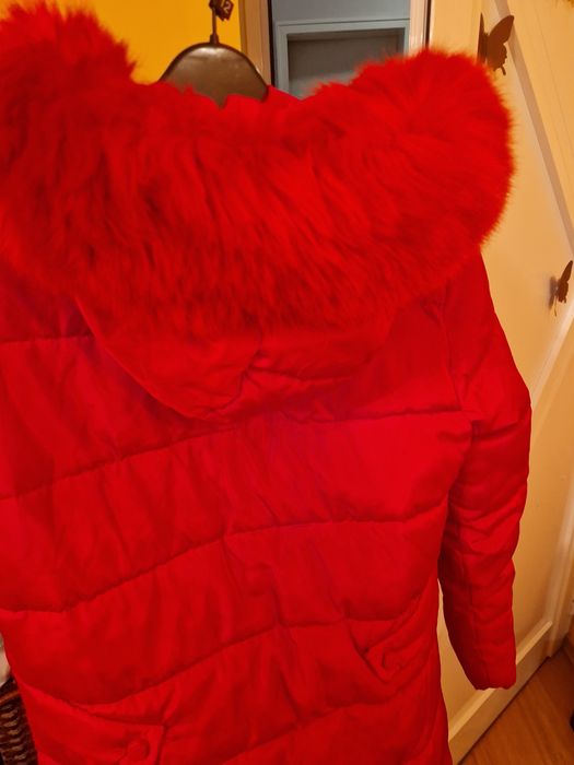 Ярка червена парка с пухена качулка