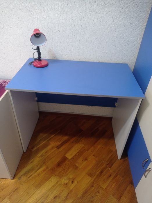 Срочно продаётся кровать и письменный стол.