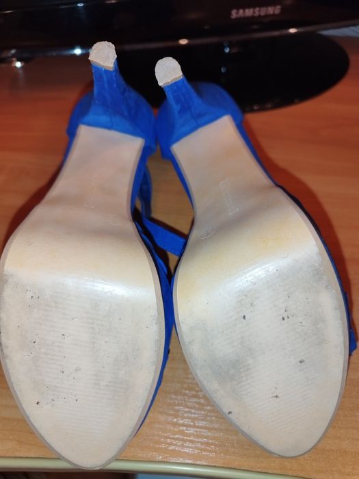 Продам замшевые туфли 12см