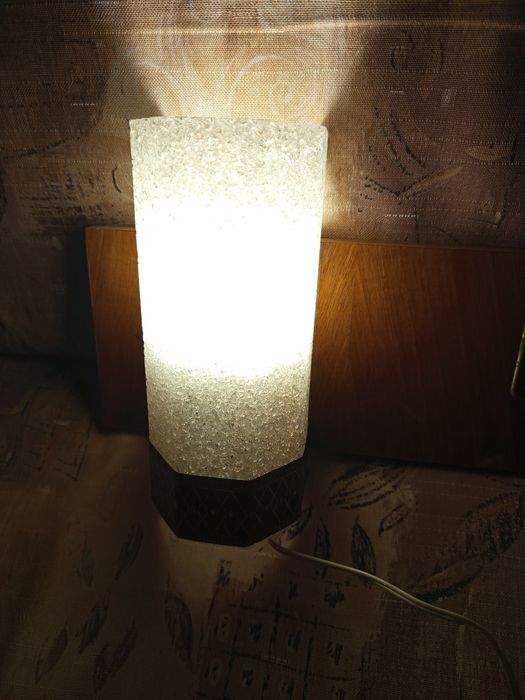 Аплик за стена с дървена основа