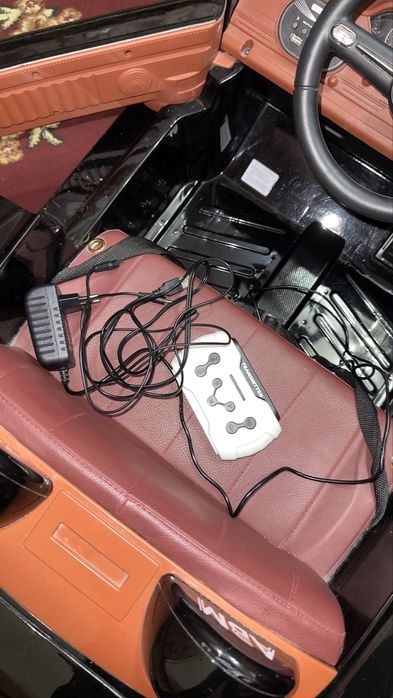 Игрушечная машина с пультом