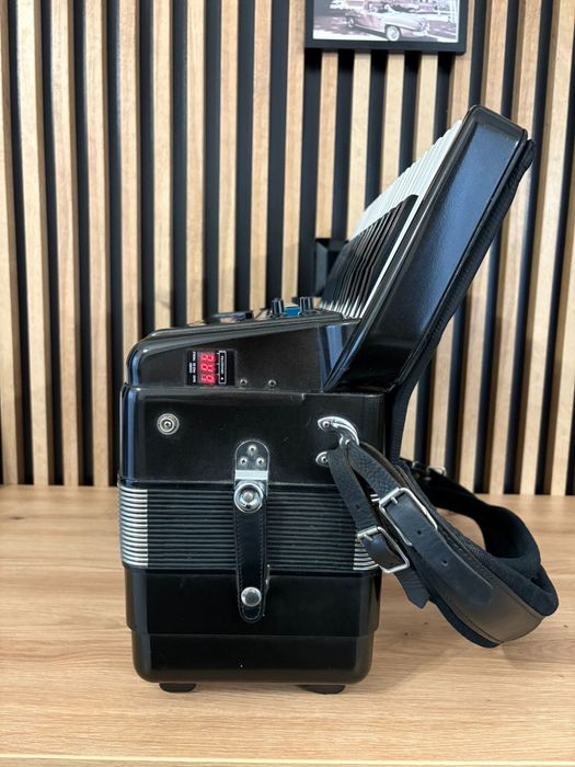 Roland FR3S cu 120 de basi