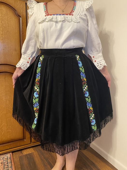 Costum popular cu zadie cu margele