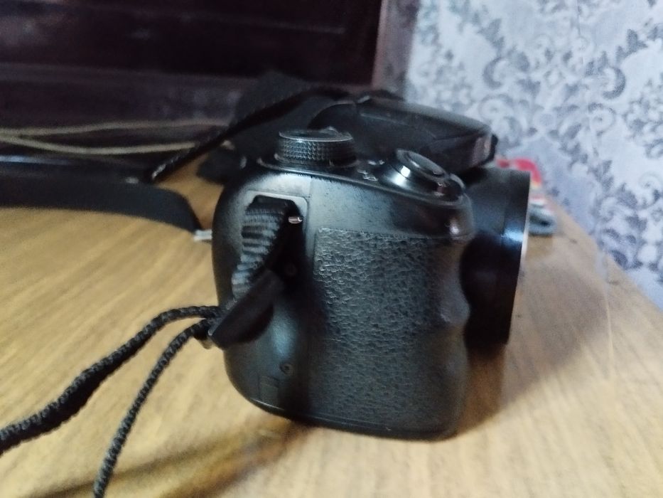 Sony dsc h100 в нормальном состоянии с чехлом