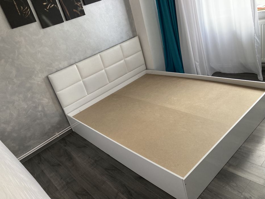 Pat dormitor  culoare alb