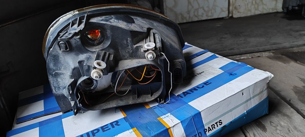 Левая фара приора