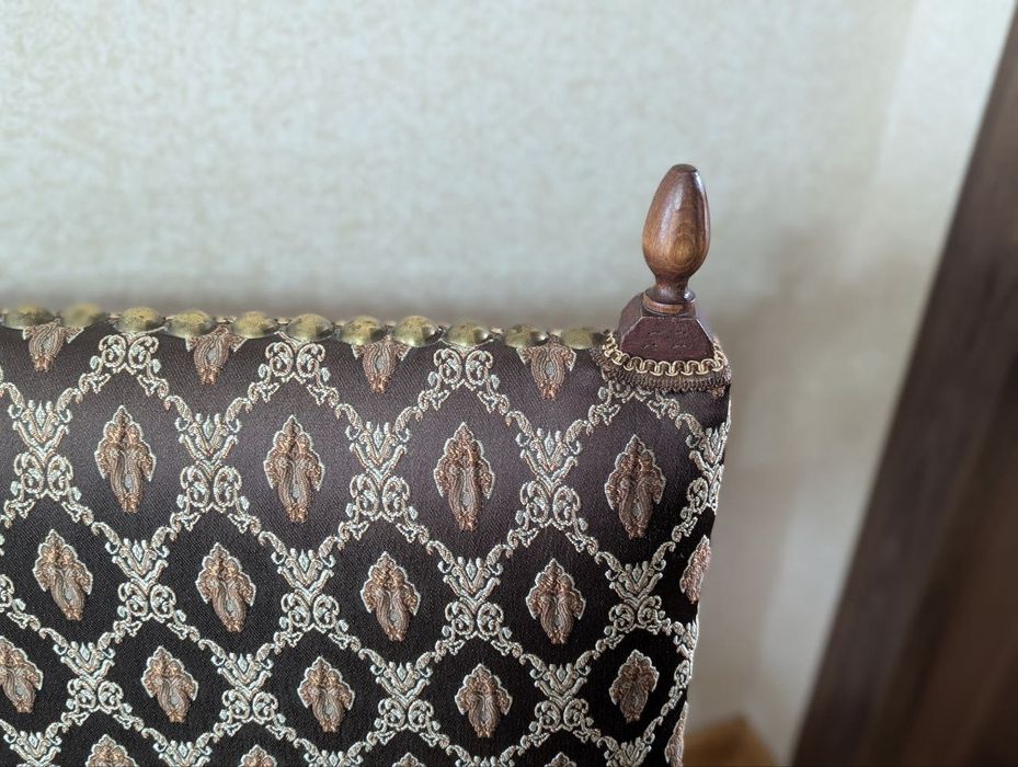 Продам старинное кресло