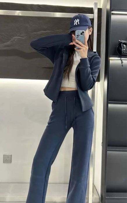 худи на молнии и брюки) от бренда Lululemon.