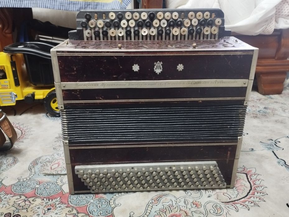 Баян цельнопланочный ручной работы.