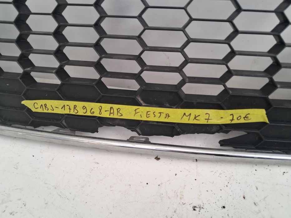 Хром лайсна грил решетка Ford Fiesta MK7
