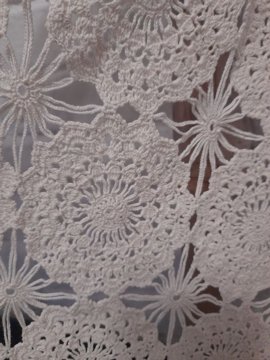 Красива покривка плетена на една кука