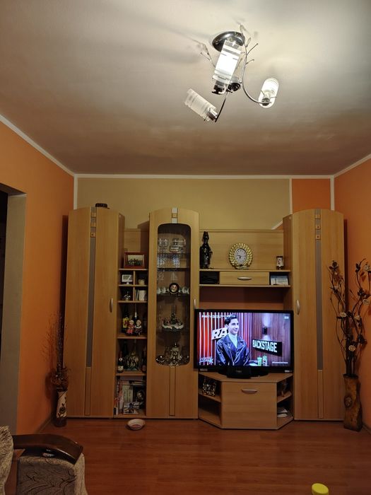 Vând mobila sufragerie, canapea și tv full HD.