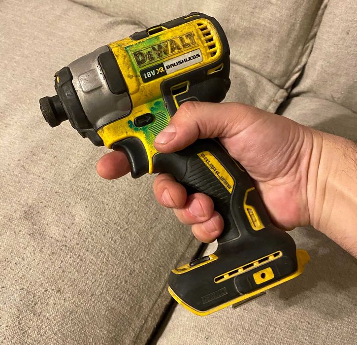 Masina de insurubat cu impact DEWALT DCF887 pe 18V brushless - corp
