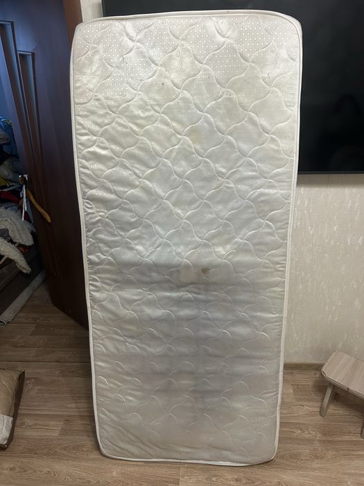 Продам матрас в среднем состоянии