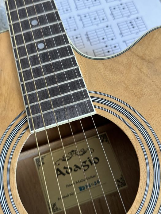 Акустическая Гитара Adagio с набором аксессуаров.