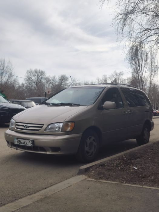 Продам  машину  таета сиена