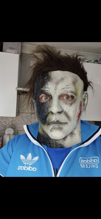 Măști  si costume pentru anul nou folosite la o petrecere de halloween