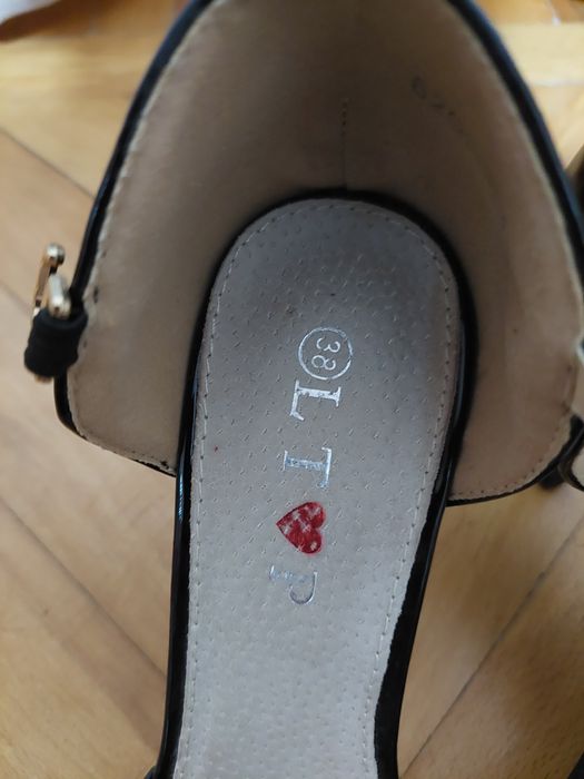 Vând sandale cu toc mărimea 38.