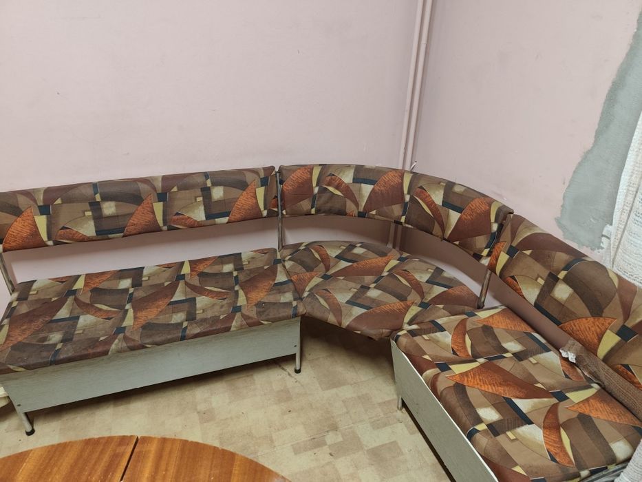 Трапезна маса и ъглов диван канапе