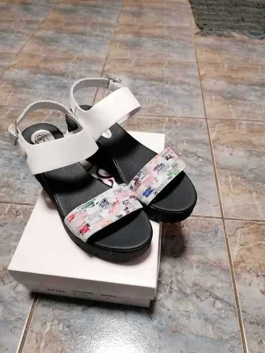Sandale de piele pictate