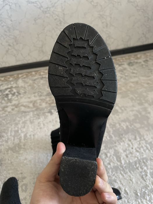 Продаются замшевые сапоги с камнем