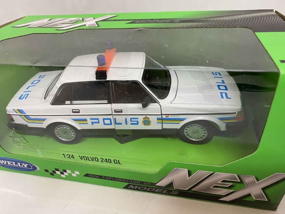 WELLY VOLVO 240 GL POLITIA SUEDIA machetă auto scara 1:24 (18cm)
