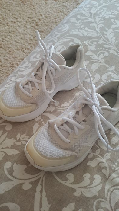 Маратонки бели nike