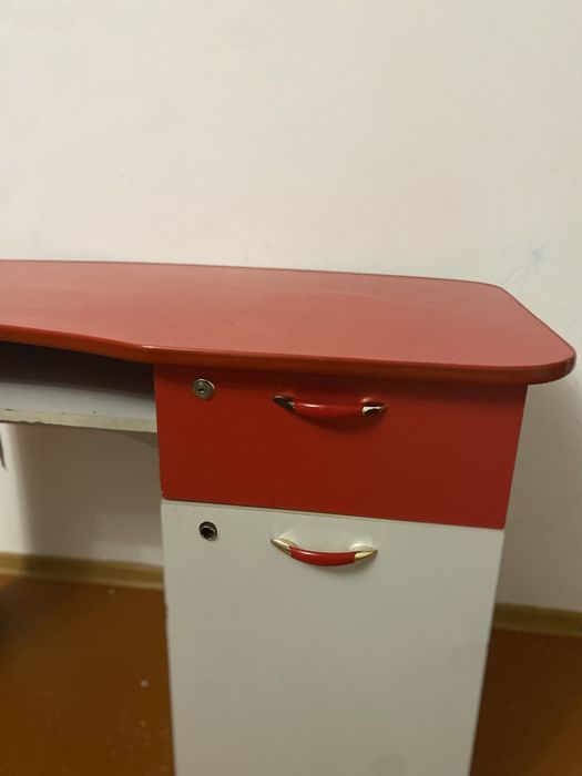 Продам манекены, плечики, стол