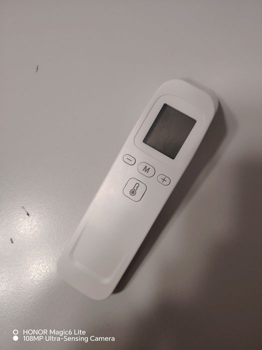 Дигитален безконтактен термометър