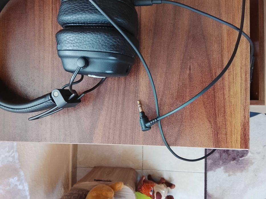 Sony блутут и Marshall кабелни слушалки