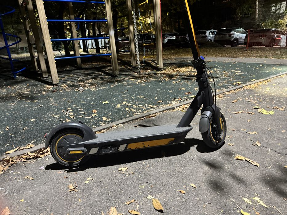 Продается электро самокат Ninebotg30max