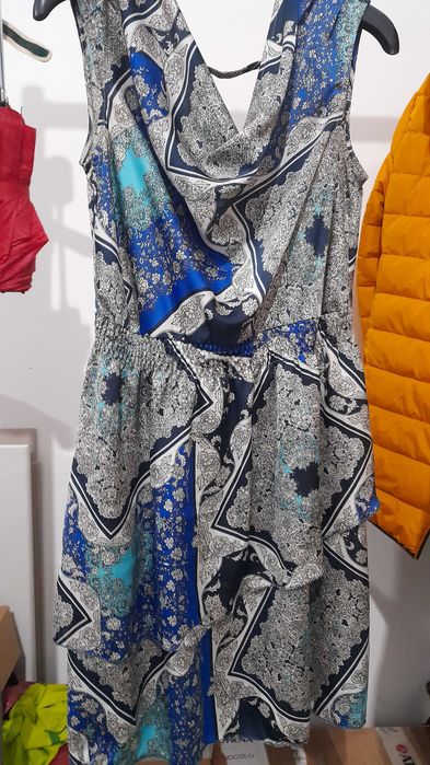 Rochie elegantã deasupra genunchilor