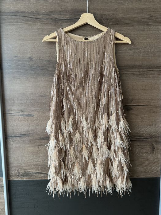 Официялна рокля с подвижни пайети и пера в нежно прасковен цвят