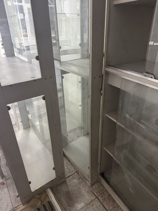 Шкаф полка  стеклянныә 3 штук. Бесплатно отдам