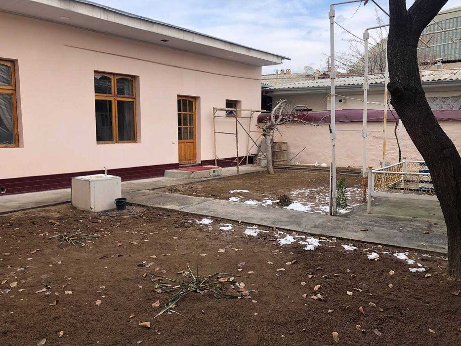 Участок возле гимнастики в юнусабаде