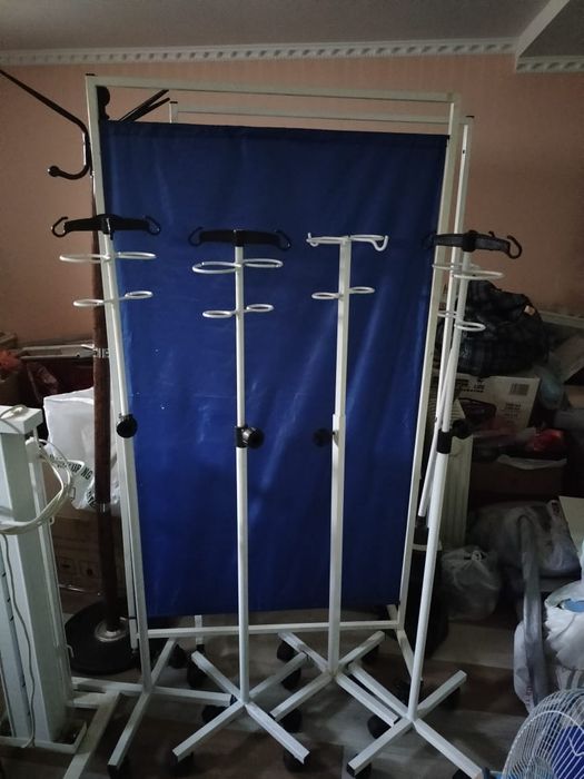 Медицинский стол , ширма, штатив