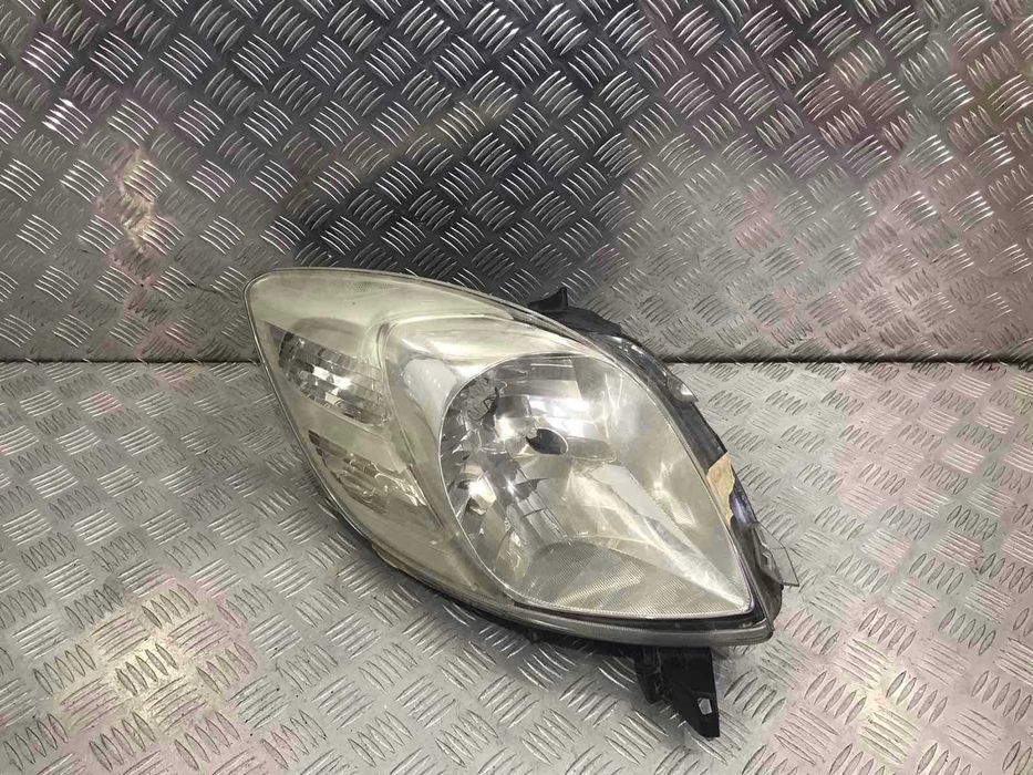 Ляв фар Toyota Yaris 2008г.(липсващи щипки)