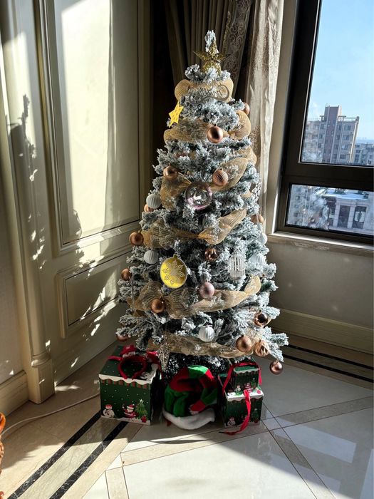 Продается Елка с игрушками и гирляндой