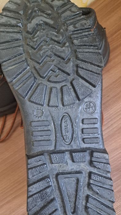 Продам рабочие ботинки