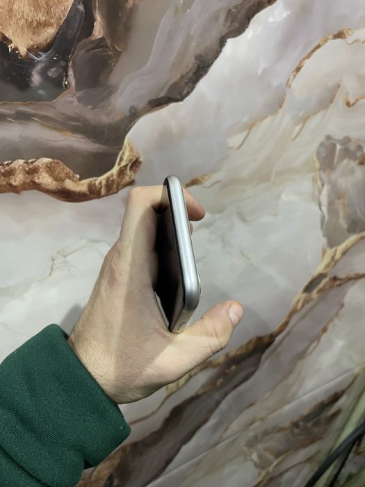 Продам телефон Айфон 11