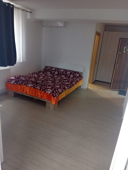 Închiriez garsoniera